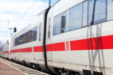 Nurnberg / Almanya - 11 Mart 2018: buz 2, Almanya'da Deutsche Bahn geçer tren istasyonu Nurnberg şehirlerarası-Express tren.