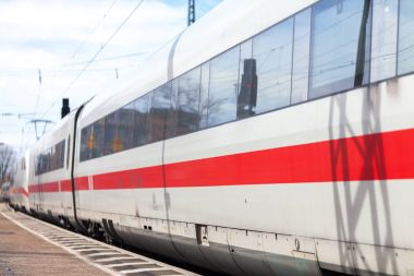 Nurnberg / Almanya - 11 Mart 2018: buz 2, Almanya'da Deutsche Bahn geçer tren istasyonu Nurnberg şehirlerarası-Express tren.