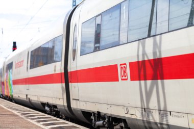 Nurnberg / Almanya - 11 Mart 2018: buz 2, Almanya'da Deutsche Bahn geçer tren istasyonu Nurnberg şehirlerarası-Express tren.
