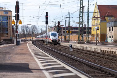 Nurnberg / Almanya - 11 Mart 2018: buz 3, Almanya'da Deutsche Bahn geçer tren istasyonu Nurnberg şehirlerarası-Express tren.