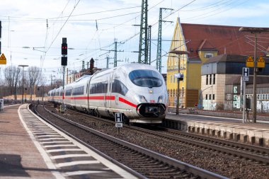 Nurnberg / Almanya - 11 Mart 2018: buz 3, Almanya'da Deutsche Bahn geçer tren istasyonu Nurnberg şehirlerarası-Express tren.
