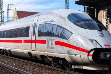 Nurnberg / Almanya - 11 Mart 2018: buz 3, Almanya'da Deutsche Bahn geçer tren istasyonu Nurnberg şehirlerarası-Express tren.