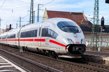 Nurnberg / Almanya - 11 Mart 2018: buz 3, Almanya'da Deutsche Bahn geçer tren istasyonu Nurnberg şehirlerarası-Express tren.