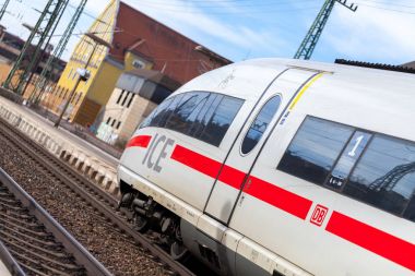 Nurnberg / Almanya - 11 Mart 2018: buz 3, Almanya'da Deutsche Bahn geçer tren istasyonu Nurnberg şehirlerarası-Express tren.