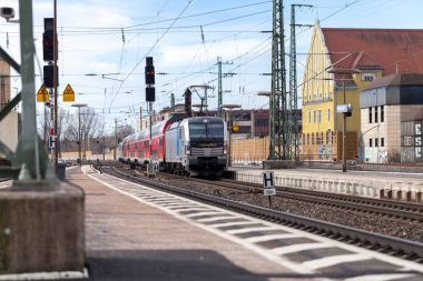 Nurnberg / Almanya - 11 Mart 2018: Deutsche Bahn bölgesel Express tren yeniden geçer tren istasyonu Nurnberg Almanya.