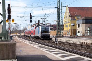 Nurnberg / Almanya - 11 Mart 2018: Deutsche Bahn bölgesel Express tren yeniden geçer tren istasyonu Nurnberg Almanya.