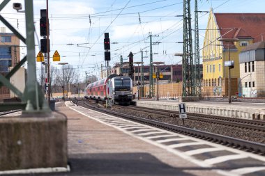 Nurnberg / Almanya - 11 Mart 2018: Deutsche Bahn bölgesel Express tren yeniden geçer tren istasyonu Nurnberg Almanya.