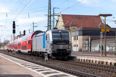 Nurnberg / Almanya - 11 Mart 2018: Deutsche Bahn bölgesel Express tren yeniden geçer tren istasyonu Nurnberg Almanya.
