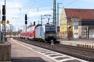 Nurnberg / Almanya - 11 Mart 2018: Deutsche Bahn bölgesel Express tren yeniden geçer tren istasyonu Nurnberg Almanya.