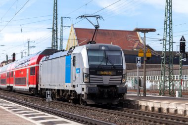 Nurnberg / Almanya - 11 Mart 2018: Deutsche Bahn bölgesel Express tren yeniden geçer tren istasyonu Nurnberg Almanya.