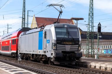 Nurnberg / Almanya - 11 Mart 2018: Deutsche Bahn bölgesel Express tren yeniden geçer tren istasyonu Nurnberg Almanya.