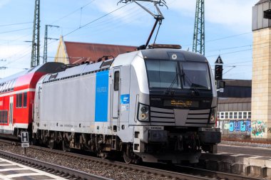 Nurnberg / Almanya - 11 Mart 2018: Deutsche Bahn bölgesel Express tren yeniden geçer tren istasyonu Nurnberg Almanya.