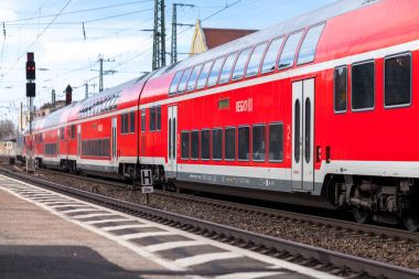 Nurnberg / Almanya - 11 Mart 2018: Deutsche Bahn bölgesel Express tren yeniden geçer tren istasyonu Nurnberg Almanya.