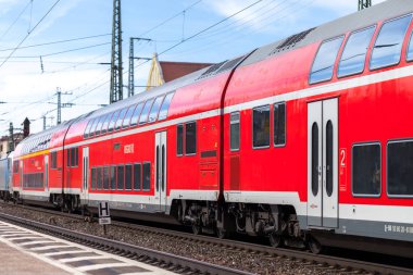 Nurnberg / Almanya - 11 Mart 2018: Deutsche Bahn bölgesel Express tren yeniden geçer tren istasyonu Nurnberg Almanya.