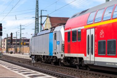 Nurnberg / Almanya - 11 Mart 2018: Deutsche Bahn bölgesel Express tren yeniden geçer tren istasyonu Nurnberg Almanya.