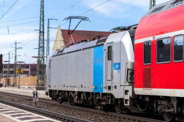Nurnberg / Almanya - 11 Mart 2018: Deutsche Bahn bölgesel Express tren yeniden geçer tren istasyonu Nurnberg Almanya.