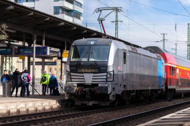 Nurnberg / Almanya - 11 Mart 2018: Deutsche Bahn bölgesel Express tren yeniden geçer tren istasyonu Nurnberg Almanya.