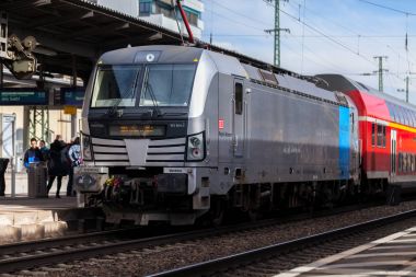 Nurnberg / Almanya - 11 Mart 2018: Deutsche Bahn bölgesel Express tren yeniden geçer tren istasyonu Nurnberg Almanya.