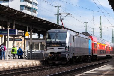 Nurnberg / Almanya - 11 Mart 2018: Deutsche Bahn bölgesel Express tren yeniden geçer tren istasyonu Nurnberg Almanya.