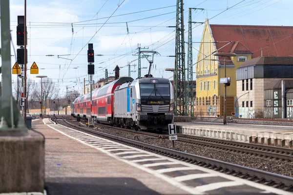 Nurnberg / Almanya - 11 Mart 2018: Deutsche Bahn bölgesel Express tren yeniden geçer tren istasyonu Nurnberg Almanya.