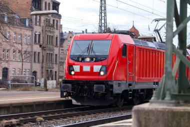 bir tren istasyonunda bir Alman tren geçer
