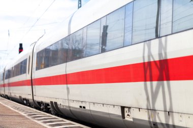 bir tren istasyonunda bir Alman tren geçer