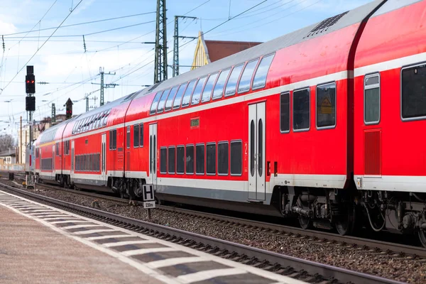 bir tren istasyonunda bir Alman tren geçer