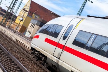bir tren istasyonunda bir Alman tren geçer