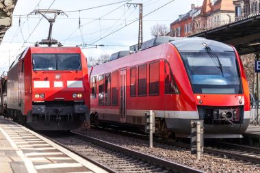 bir tren istasyonunda bir Alman tren geçer