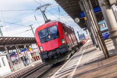 bir tren istasyonunda bir Alman tren geçer