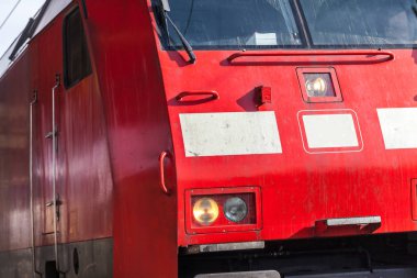 bir tren istasyonunda bir Alman tren geçer