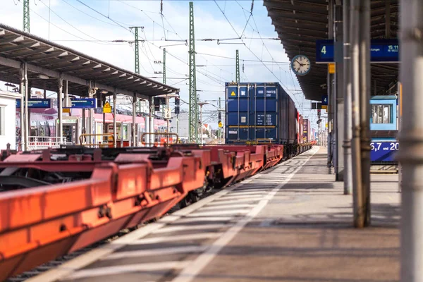 Fuerth Niemcy Marca 2018 Europejski Pociąg Towarowy Przechodzi Dworca Kolejowego — Zdjęcie stockowe