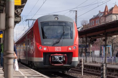 Nurnberg / Almanya - 11 Mart 2018: Deutsche Bahn bölgesel Express tren yeniden geçer tren istasyonu Nurnberg Almanya.
