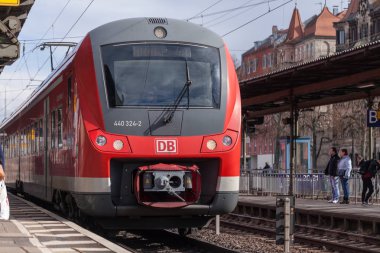 Nurnberg / Almanya - 11 Mart 2018: Deutsche Bahn bölgesel Express tren yeniden geçer tren istasyonu Nurnberg Almanya.