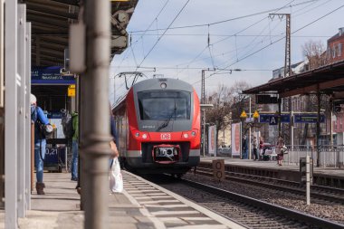 Nurnberg / Almanya - 11 Mart 2018: Deutsche Bahn bölgesel Express tren yeniden geçer tren istasyonu Nurnberg Almanya.