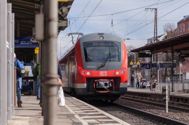 Nurnberg / Almanya - 11 Mart 2018: Deutsche Bahn bölgesel Express tren yeniden geçer tren istasyonu Nurnberg Almanya.