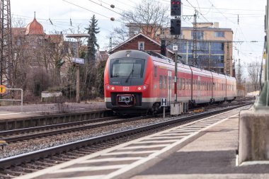 Nurnberg / Almanya - 11 Mart 2018: Deutsche Bahn bölgesel Express tren yeniden geçer tren istasyonu Nurnberg Almanya.