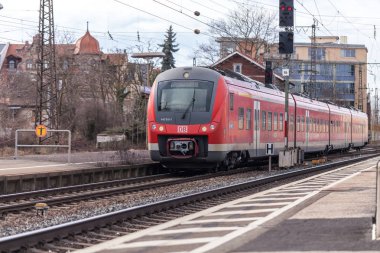 Nurnberg / Almanya - 11 Mart 2018: Deutsche Bahn bölgesel Express tren yeniden geçer tren istasyonu Nurnberg Almanya.
