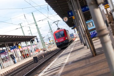 Nurnberg / Almanya - 11 Mart 2018: yük treni Oebb Avusturya Federal demiryolları, üzerinden geçen tren istasyonu Nurnberg Almanya.