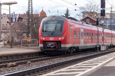 Nurnberg / Almanya - 11 Mart 2018: Deutsche Bahn bölgesel Express tren yeniden geçer tren istasyonu Nurnberg Almanya.