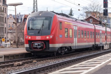Nurnberg / Almanya - 11 Mart 2018: Deutsche Bahn bölgesel Express tren yeniden geçer tren istasyonu Nurnberg Almanya.