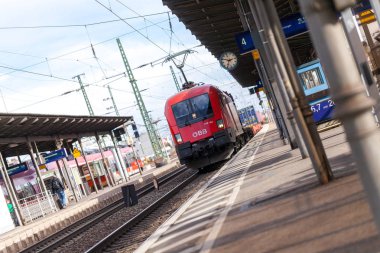 Nurnberg / Almanya - 11 Mart 2018: yük treni Oebb Avusturya Federal demiryolları, üzerinden geçen tren istasyonu Nurnberg Almanya.