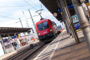 Nurnberg / Almanya - 11 Mart 2018: yük treni Oebb Avusturya Federal demiryolları, üzerinden geçen tren istasyonu Nurnberg Almanya.