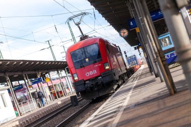 Nurnberg / Almanya - 11 Mart 2018: yük treni Oebb Avusturya Federal demiryolları, üzerinden geçen tren istasyonu Nurnberg Almanya.
