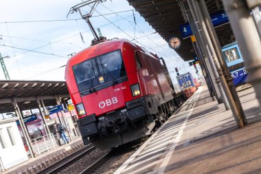 Nurnberg / Almanya - 11 Mart 2018: yük treni Oebb Avusturya Federal demiryolları, üzerinden geçen tren istasyonu Nurnberg Almanya.