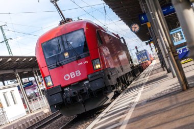 Nurnberg / Almanya - 11 Mart 2018: yük treni Oebb Avusturya Federal demiryolları, üzerinden geçen tren istasyonu Nurnberg Almanya.