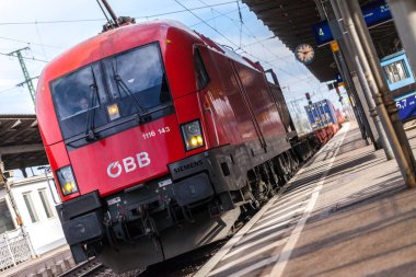 Nurnberg / Almanya - 11 Mart 2018: yük treni Oebb Avusturya Federal demiryolları, üzerinden geçen tren istasyonu Nurnberg Almanya.