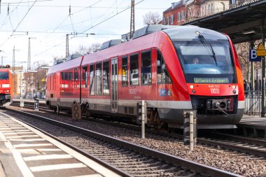 Nurnberg / Almanya - 11 Mart 2018: Deutsche Bahn bölgesel Express tren yeniden geçer tren istasyonu Nurnberg Almanya.