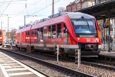 Nurnberg / Almanya - 11 Mart 2018: Deutsche Bahn bölgesel Express tren yeniden geçer tren istasyonu Nurnberg Almanya.