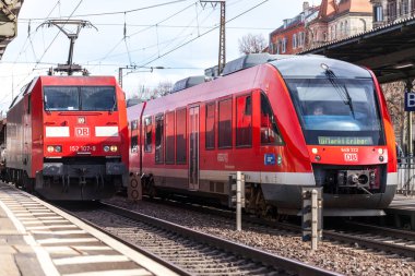 Nurnberg / Almanya - 11 Mart 2018: Deutsche Bahn bölgesel Express tren yeniden geçer tren istasyonu Nurnberg Almanya.